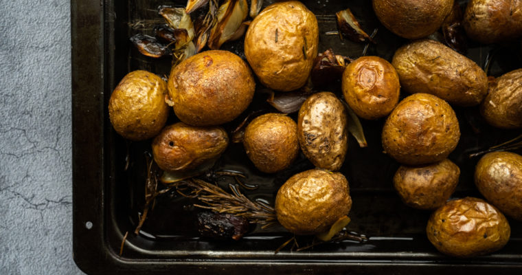 Pommes de terre, romarin et oignons