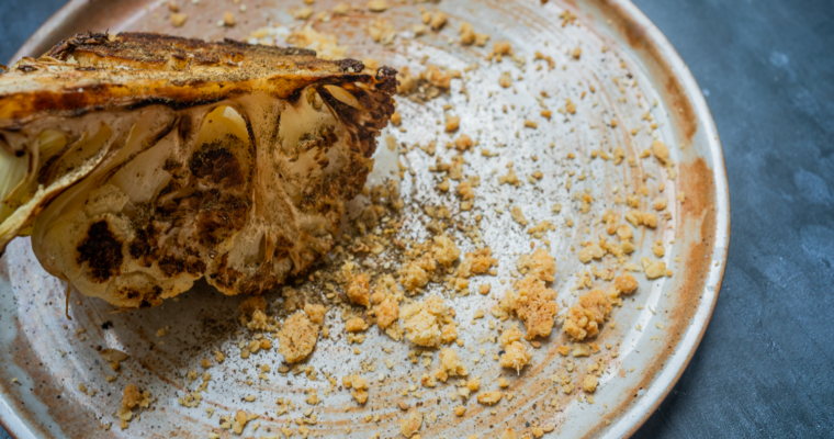 Chou-fleur rôti, crumble de parmesan et tahini