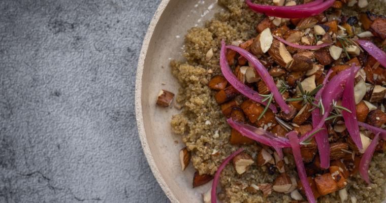 Quinoa, patates douces, oignons rouges et amandes
