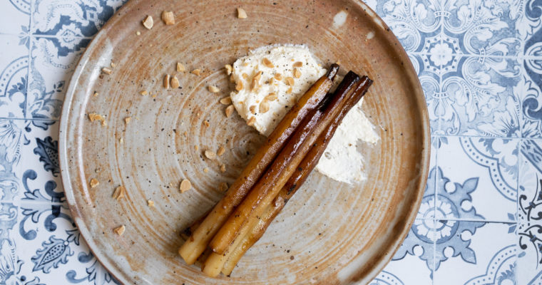Salsifis glacés au miel, mascarpone et cacahuètes
