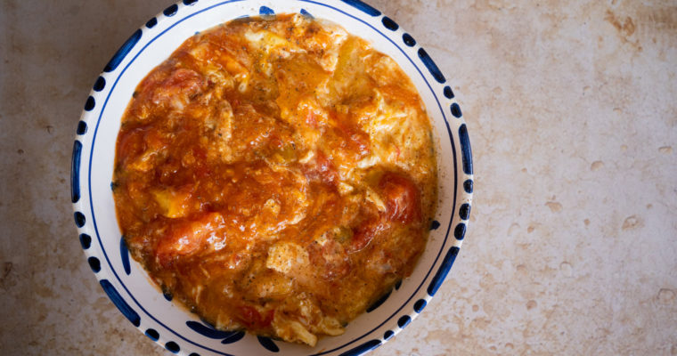 Œufs et tomates poêlés