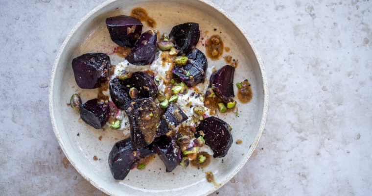 Betteraves confites, ricotta, pistaches et vinaigrette pralinée