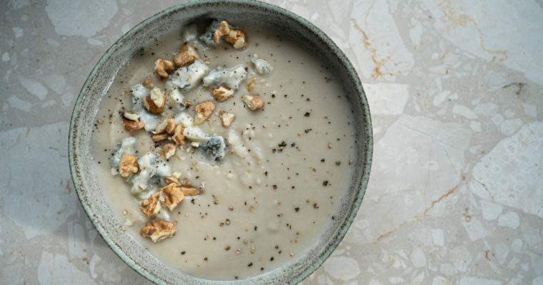 Soupe crémeuse céleri-rave et roquefort
