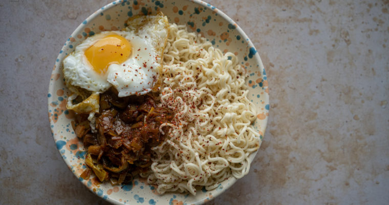 Nouilles, pak choï et œuf au plat