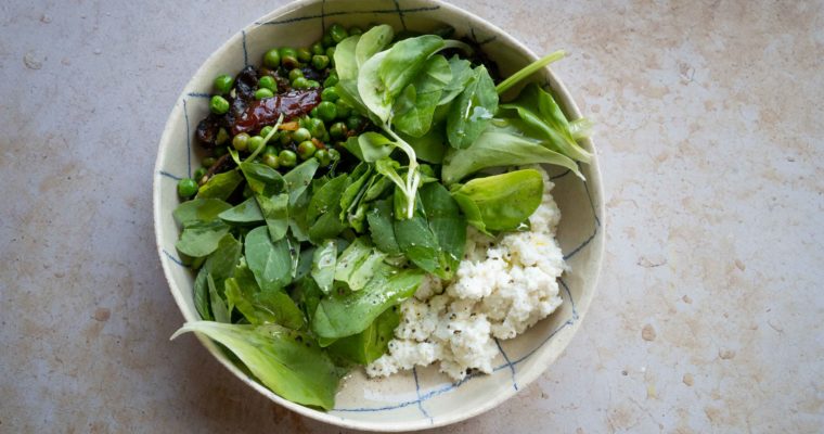 Petits pois, brocciu, citron, dattes