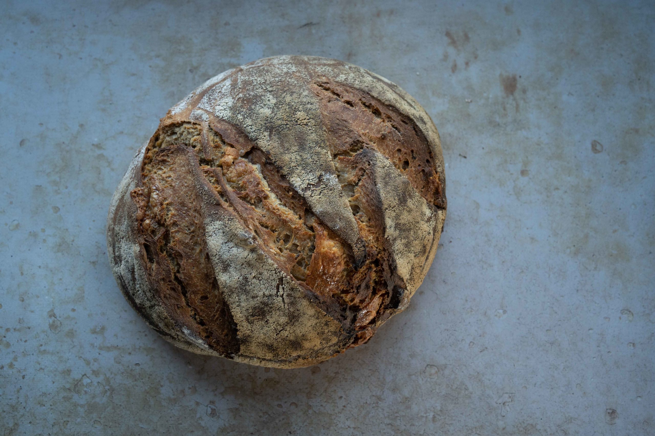 Pain morbier, câpres et amandes