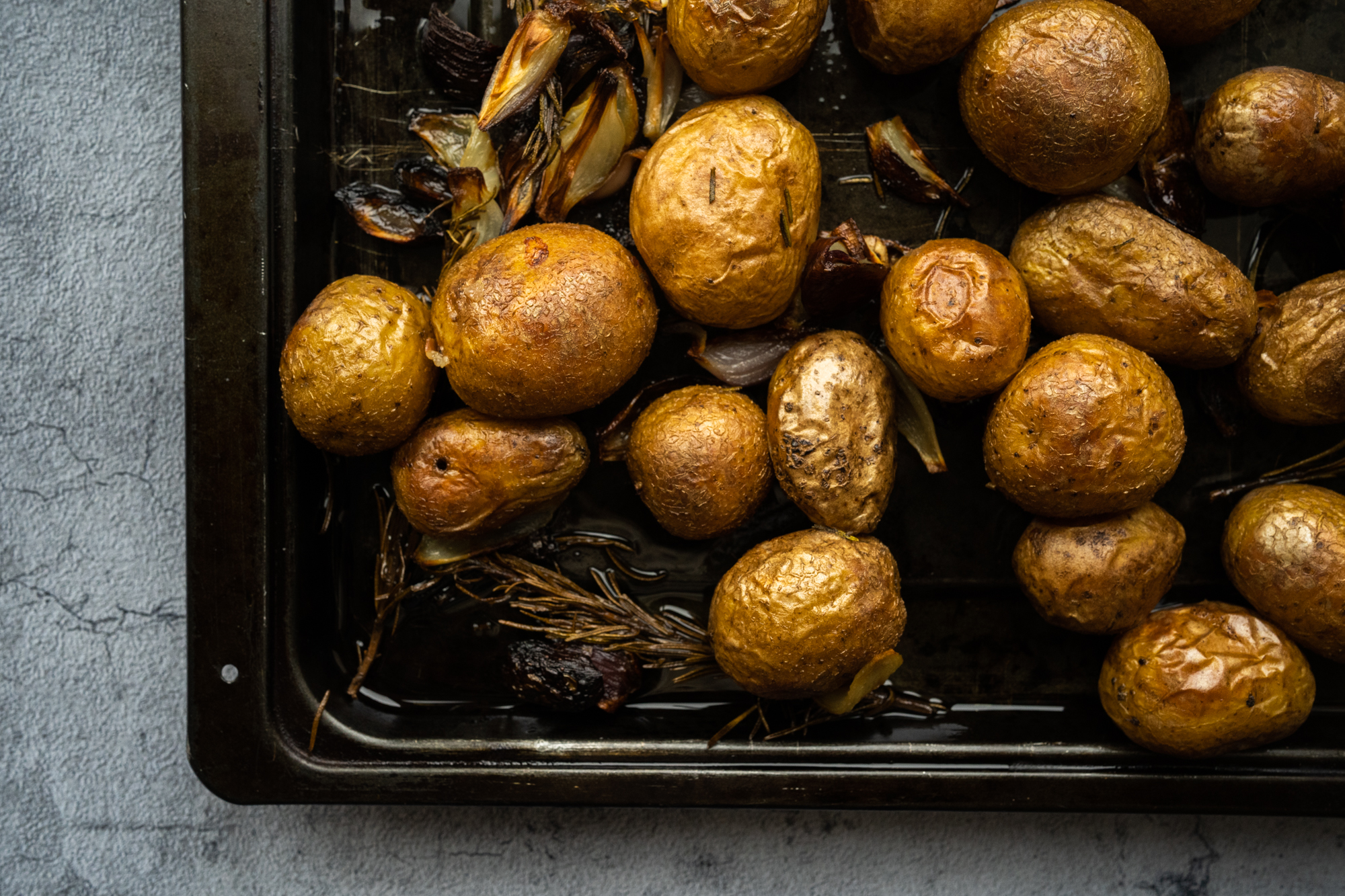 Pommes de terre, romarin et oignons