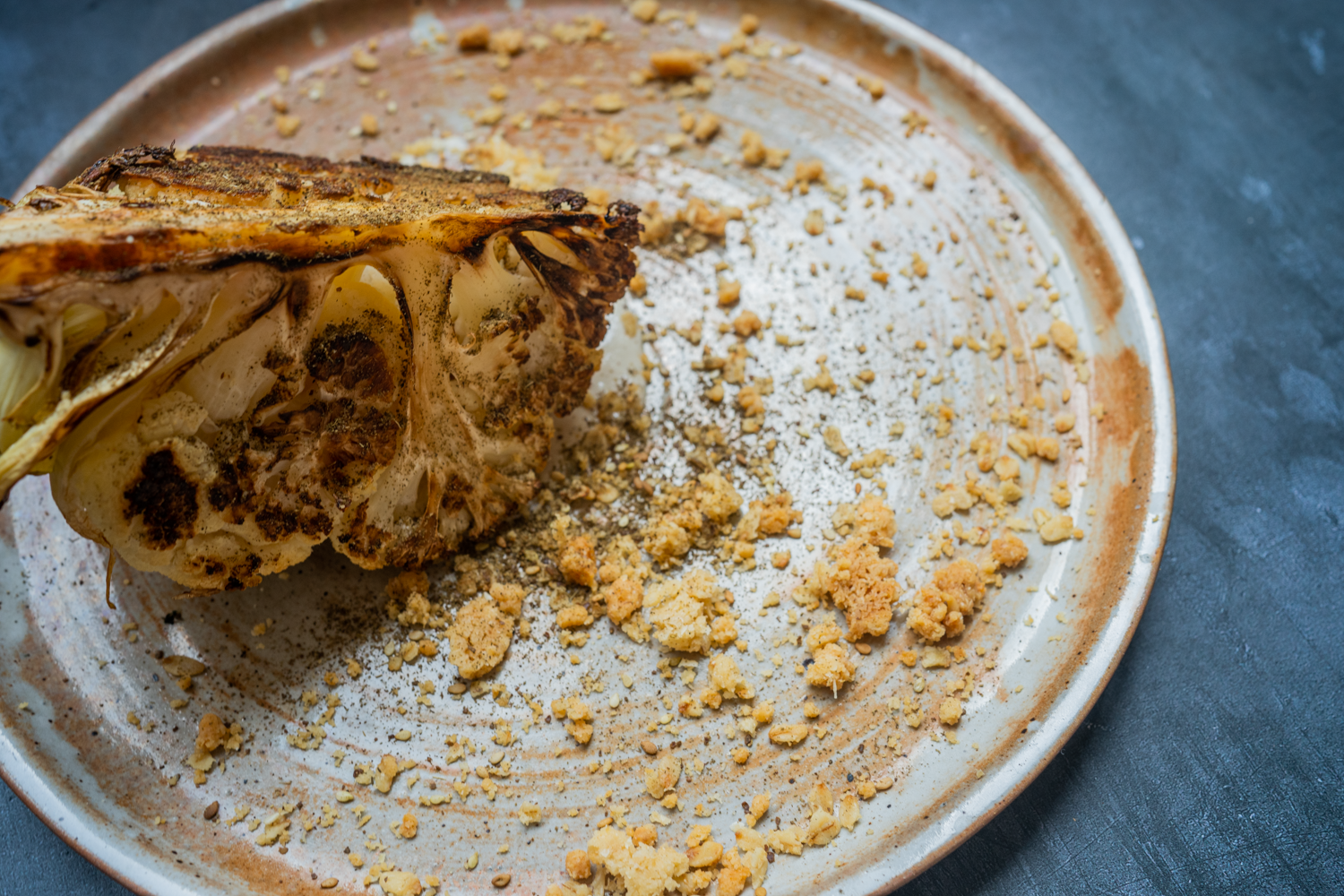 Chou-fleur rôti, crumble de parmesan et tahini