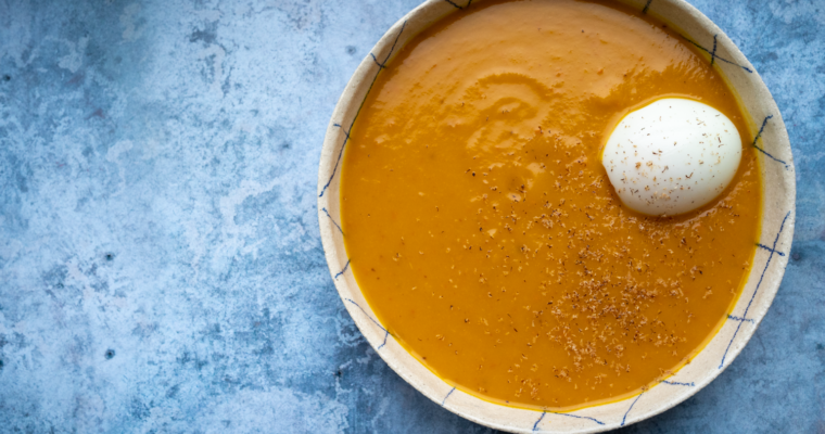 Soupe potimarron rôti, sauge et œuf mollet