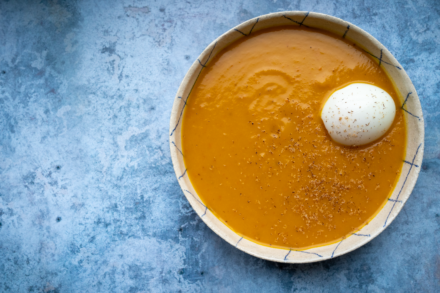 Soupe potimarron rôti, sauge et œuf mollet