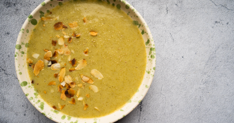 Soupe brocolis, pommes et amandes