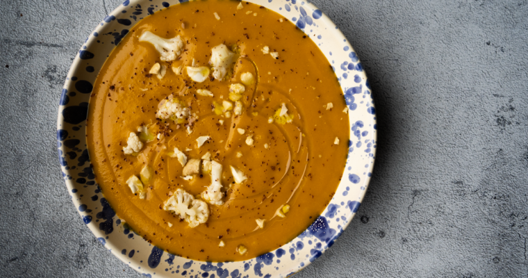 Soupe courge rôtie, masala, noix de cajou et pickles de chou-fleur