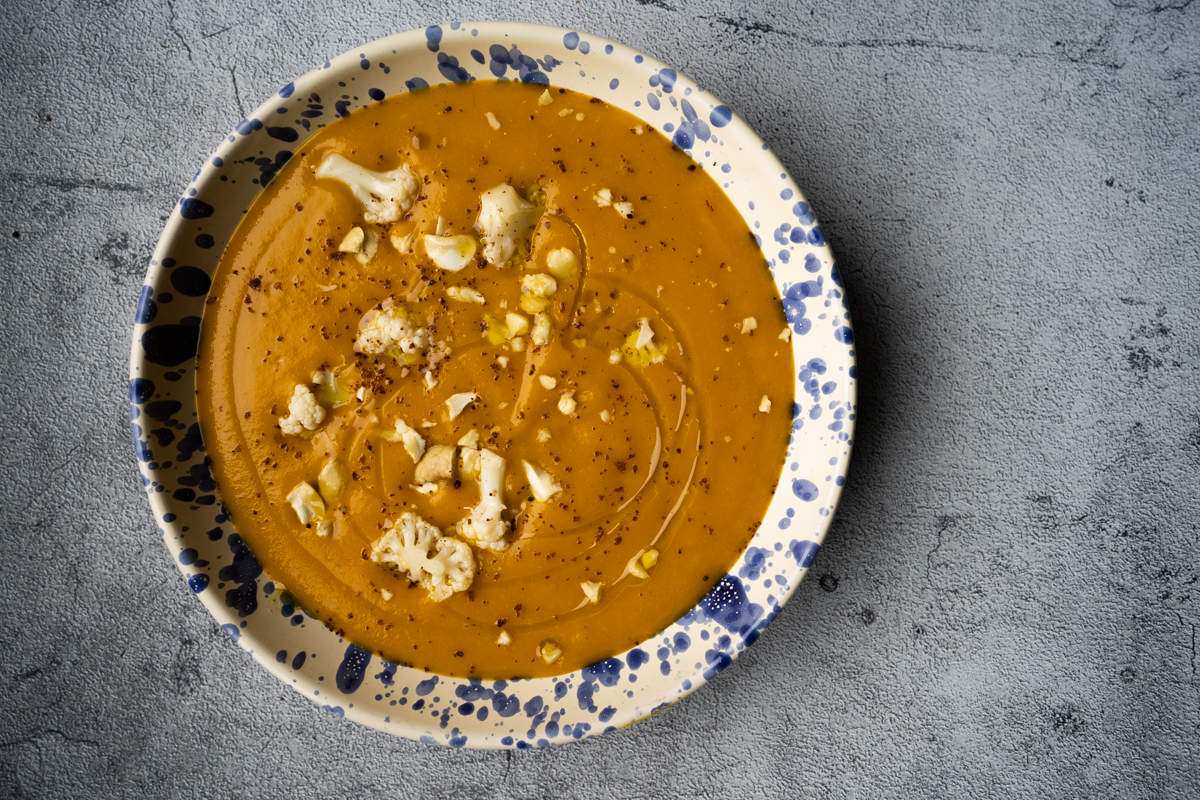 Soupe courge rôtie, masala, noix de cajou et pickles de chou-fleur