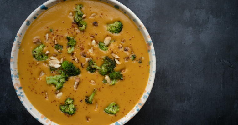 Soupe doubeurre rôtie, cacahuètes et brocoli