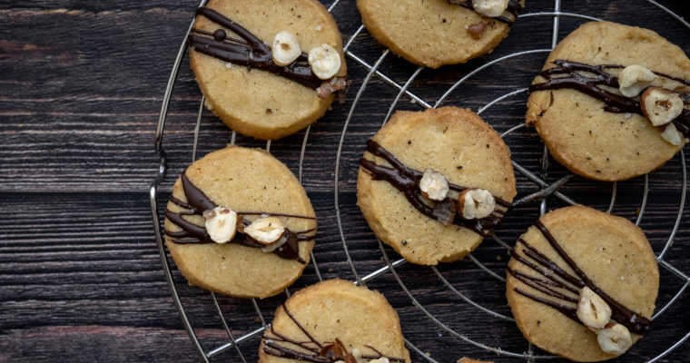 Biscuits au beurre, chocolat noir, sel et poivre