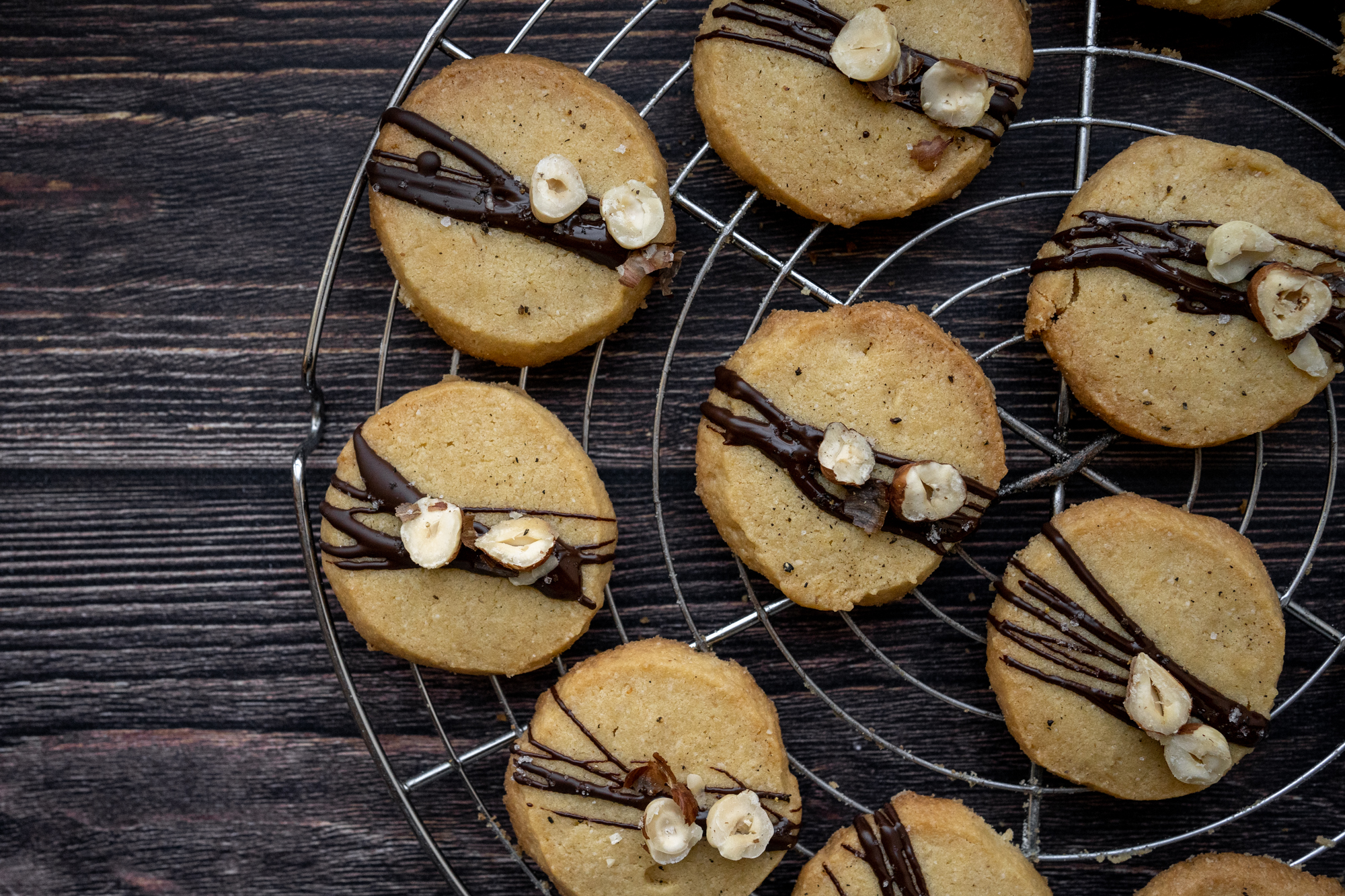 Biscuits au beurre, chocolat noir, sel et poivre