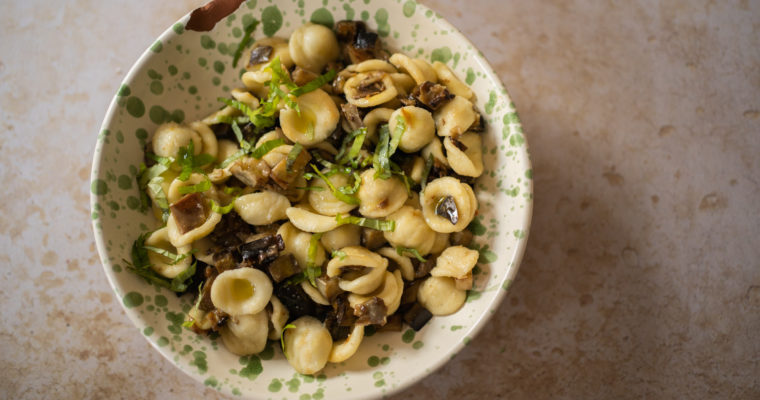 Orecchiette aux aubergines et au basilic
