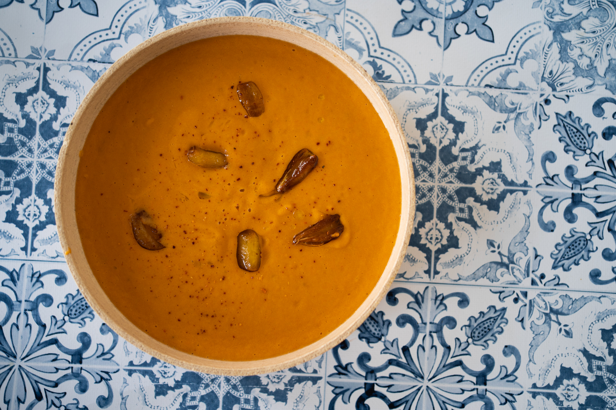 Soupe poivrons rôtis, amandes et ail confit