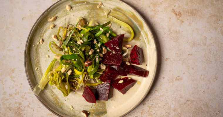 Salade poireaux, betteraves et noisettes