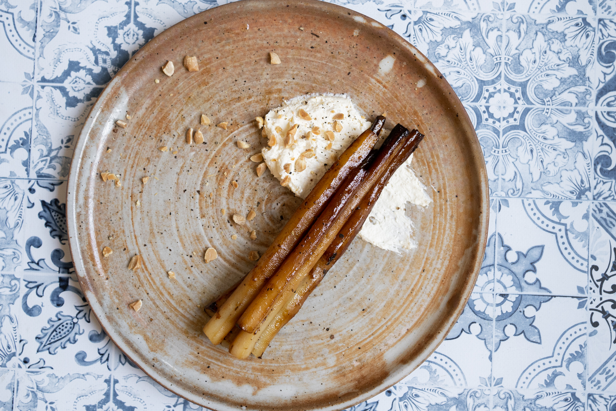 Salsifis glacés au miel, mascarpone et cacahuètes