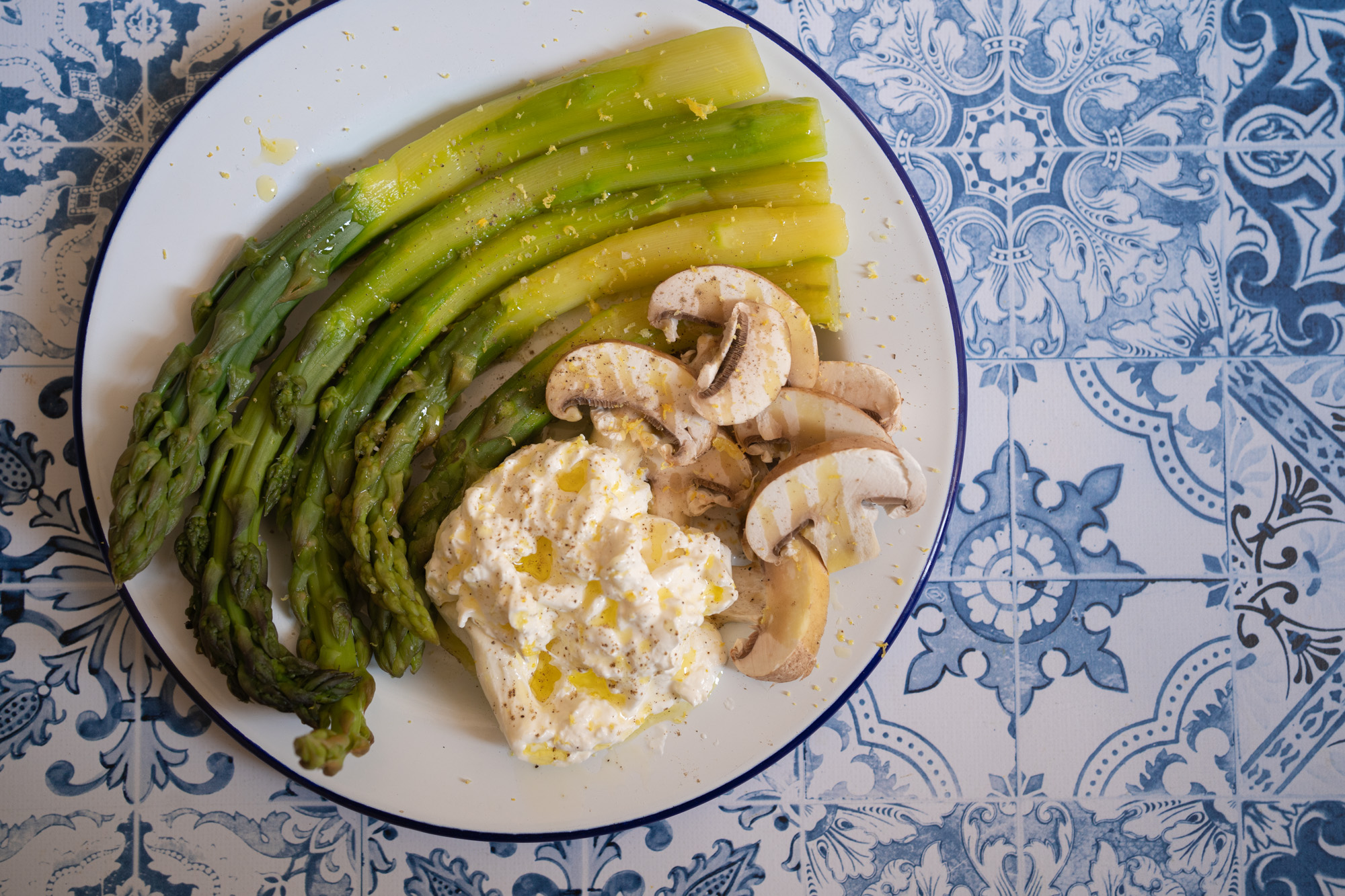 Asperges, burrata, champignons et citron