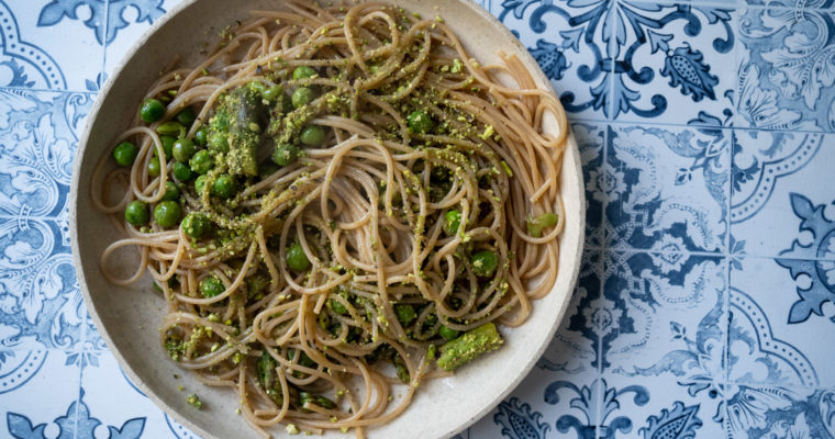 Spaghetti aux légumes de printemps et dukkah de pistache