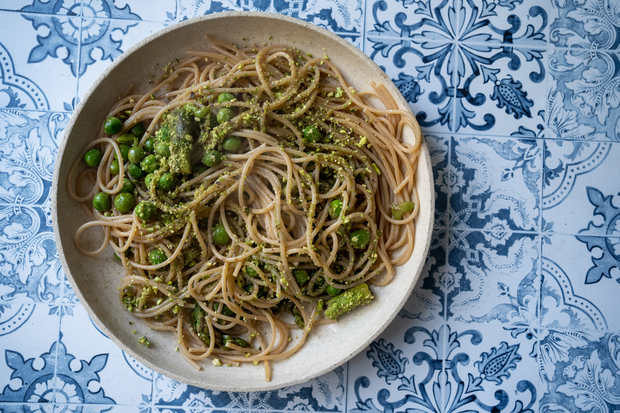 Spaghettis aux légumes de printemps et dukkah de pistache