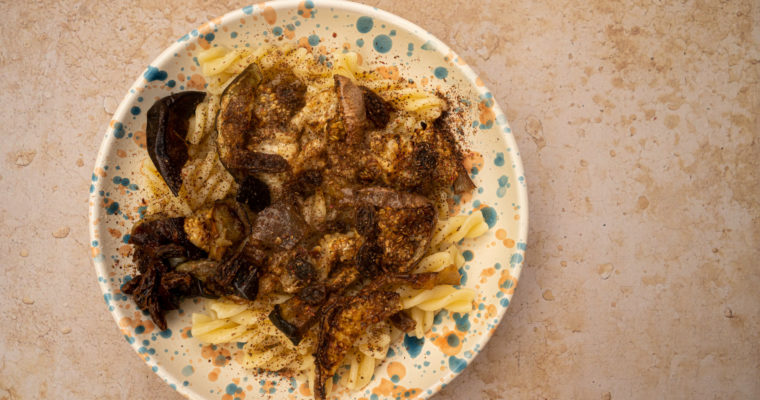 Pâtes, aubergines grillées, raisins secs et sumac