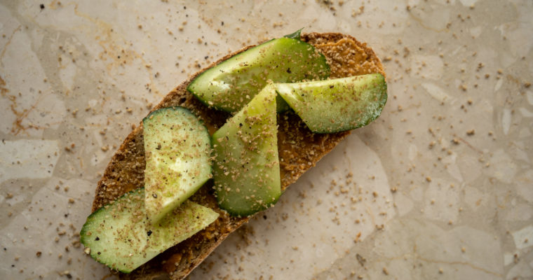 Tartine concombre et cacahuètes