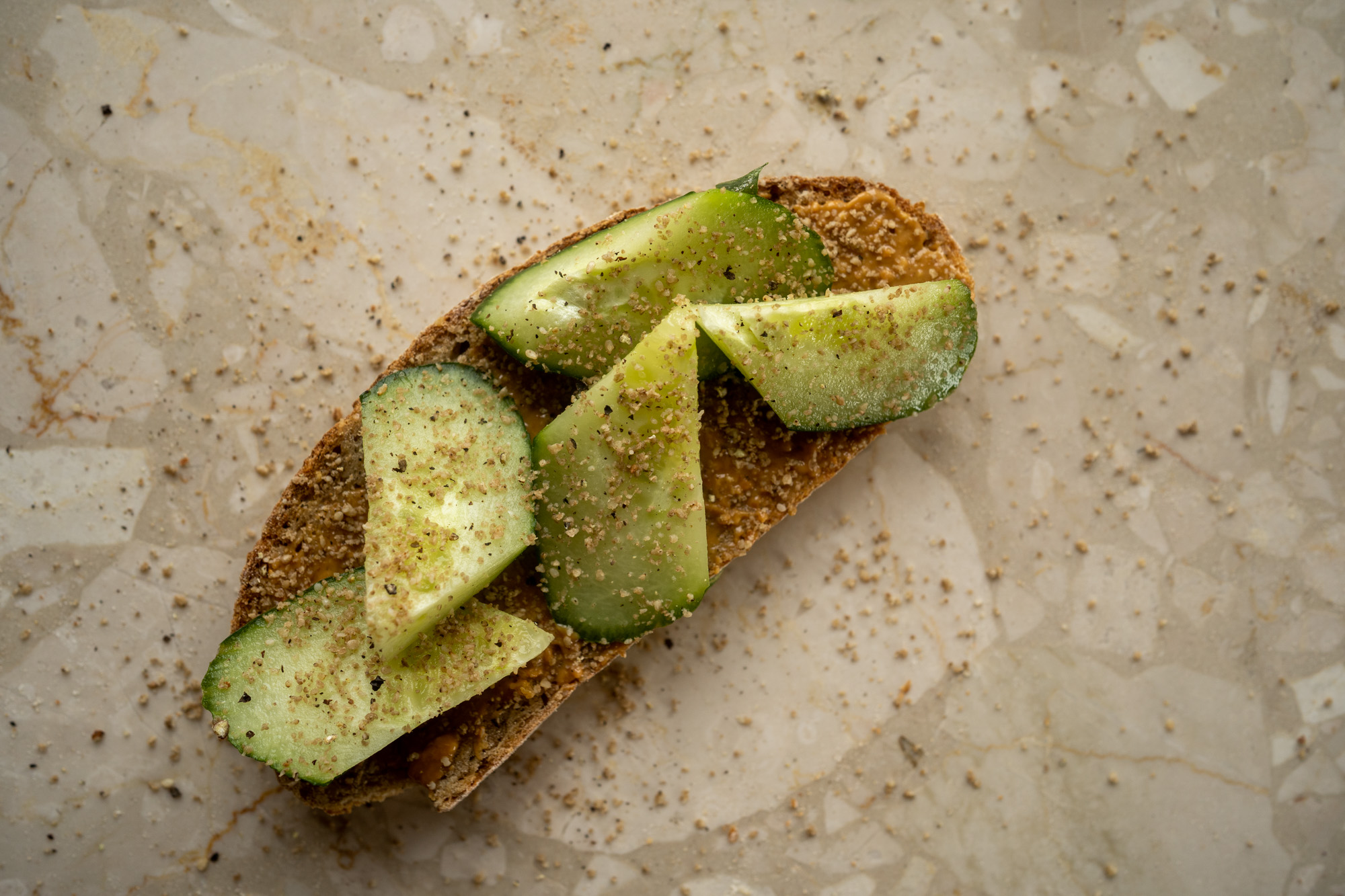 Tartine concombre et cacahuètes