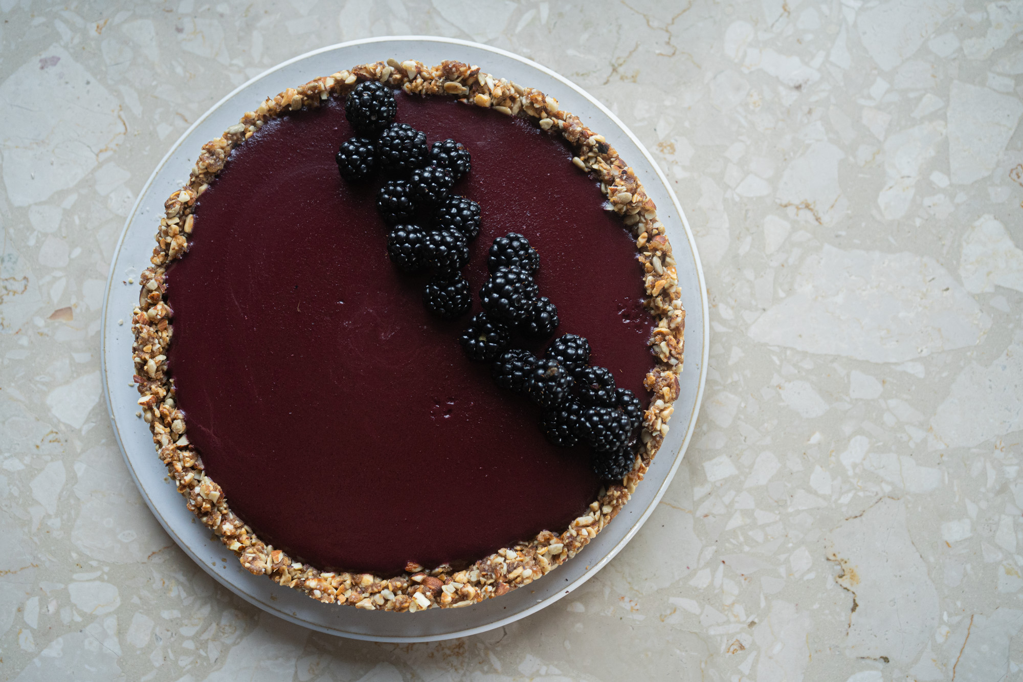 Tarte mûres, coco et fruits secs