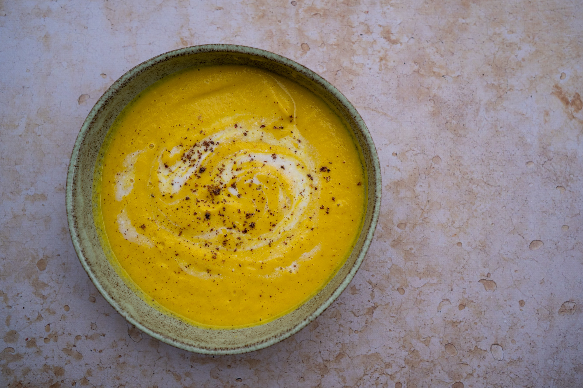 Soupe crémeuse navets, curry et coco