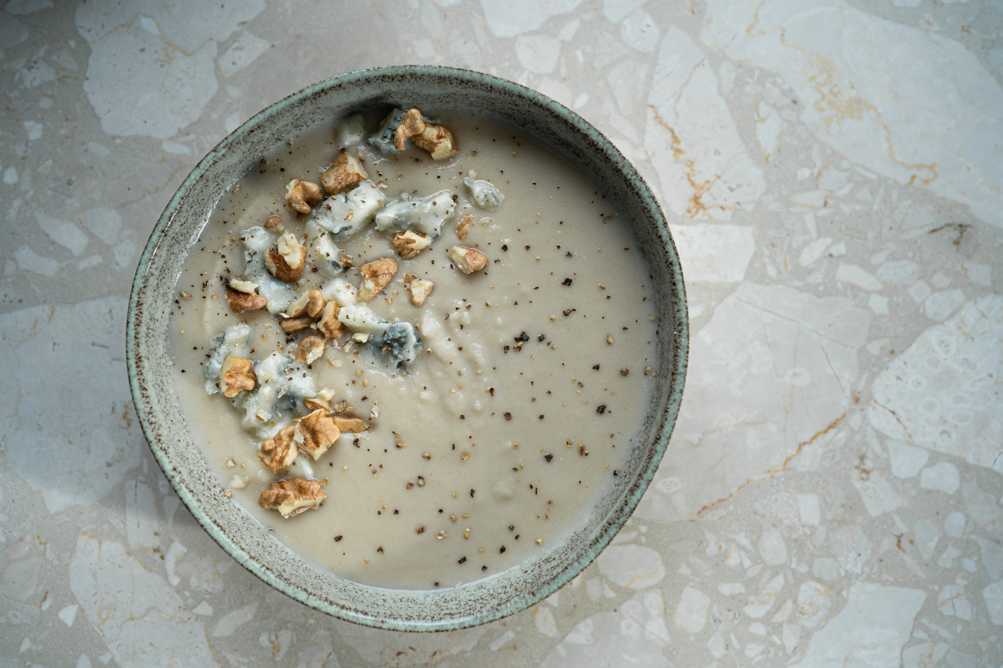 Soupe crémeuse céleri-rave et roquefort