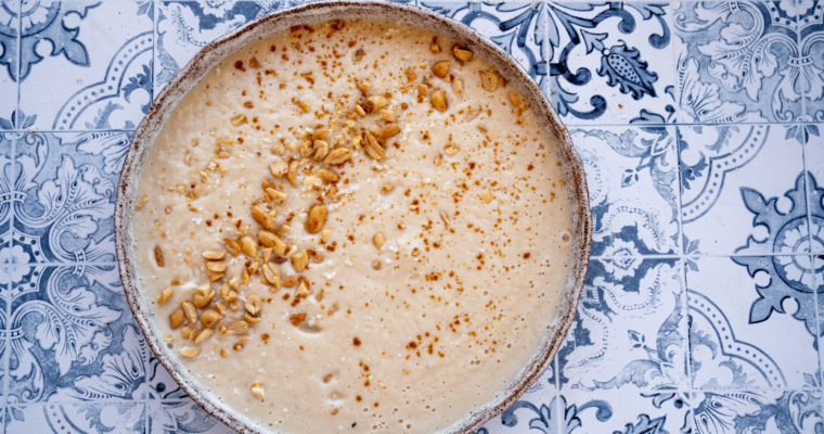 Soupe crémeuse chou-fleur et cacahuètes