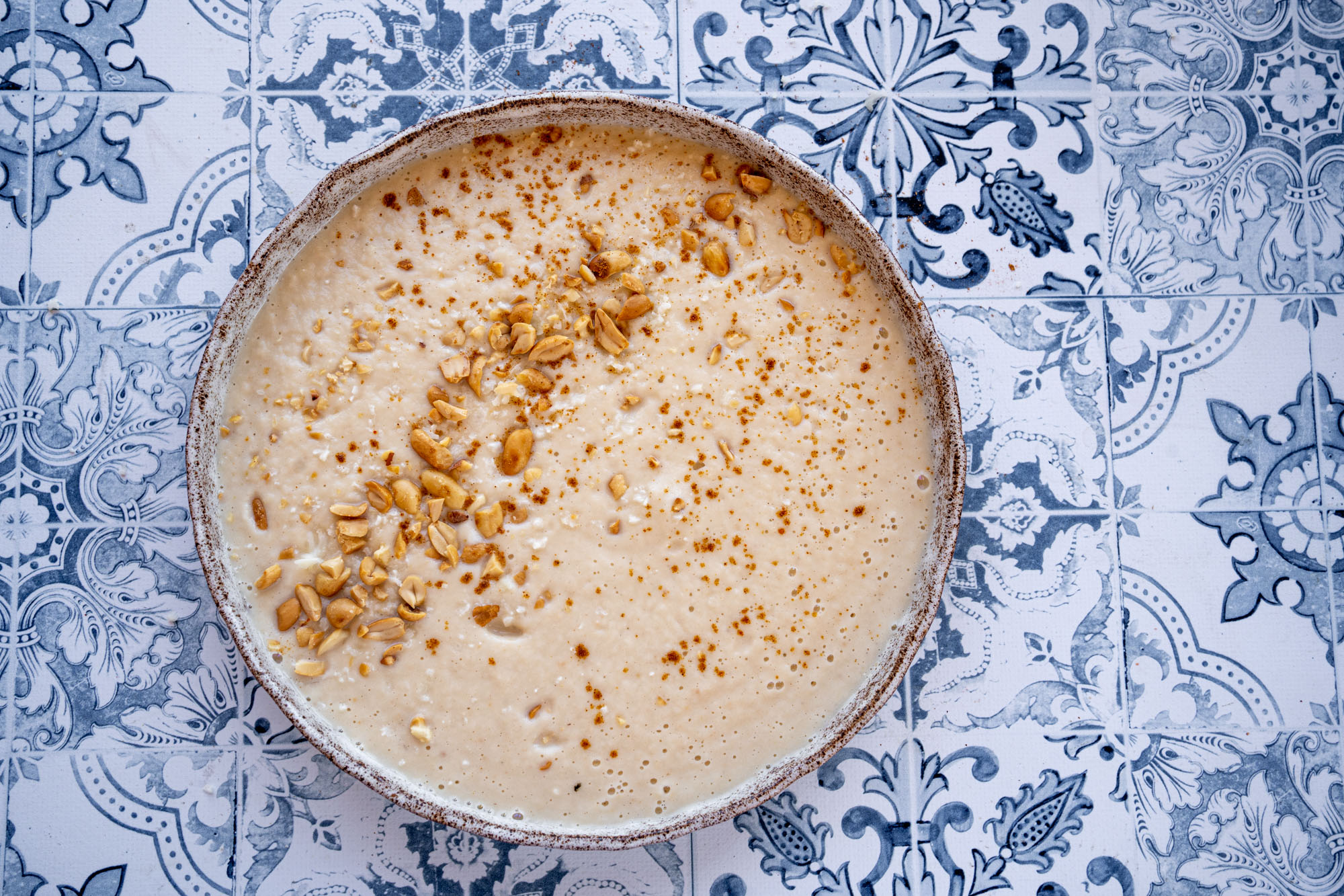 Soupe crémeuse chou-fleur et cacahuètes