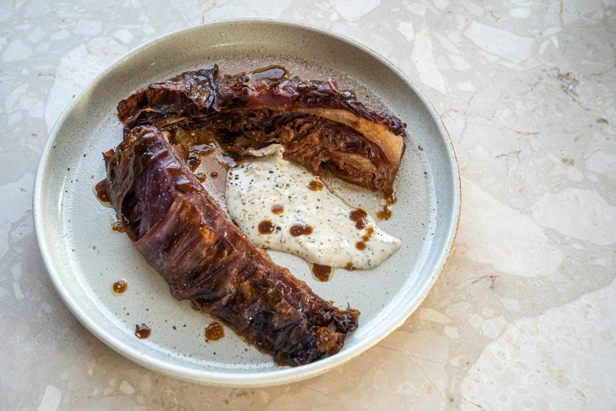 Chou pointu rôti au miso et sauce au tahini