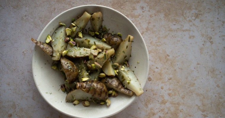 Topinambours sautés, estragon et pistache