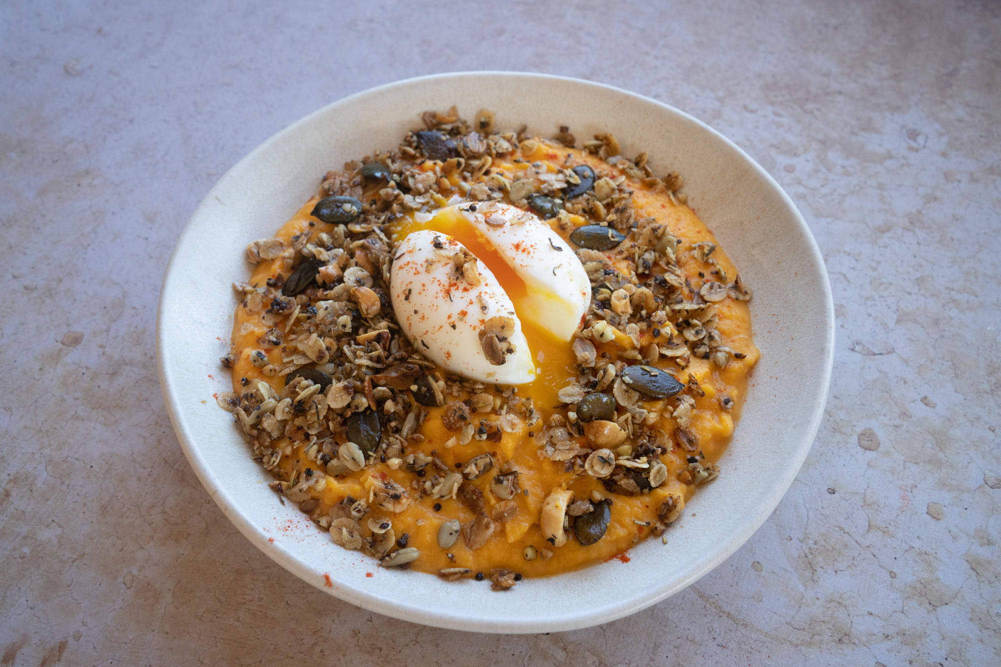 Purée doubeurre, œuf mollet et granola