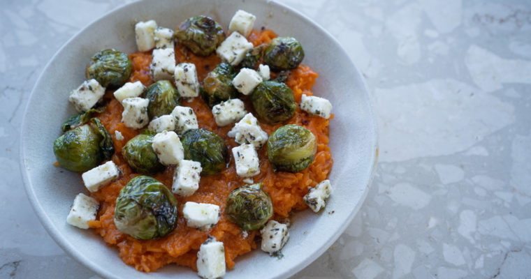 Purée doubeurre, choux de Bruxelles caramélisés et feta