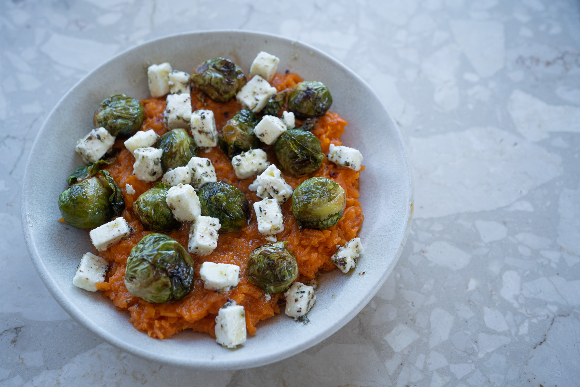 Purée doubeurre, choux de Bruxelles caramélisés et feta