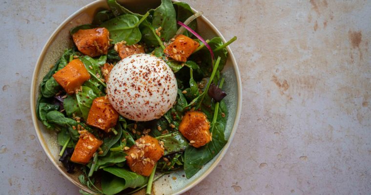 Salade jeunes pousses, courge rôtie et burrata