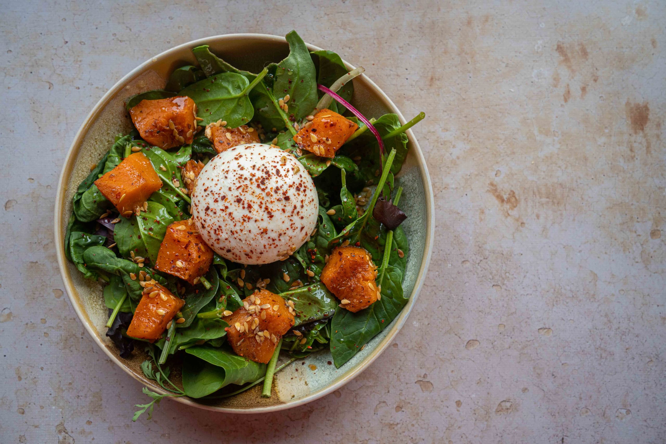 Salade jeunes pousses, courge rôtie et burrata