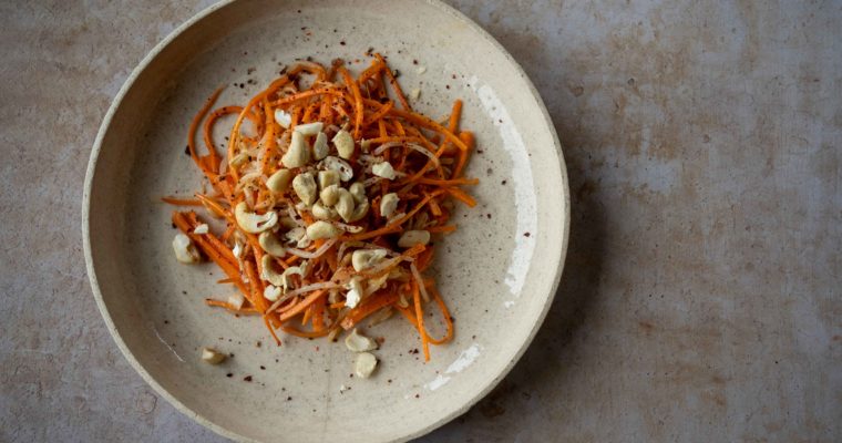 Salade carottes, pousses de soja et ail