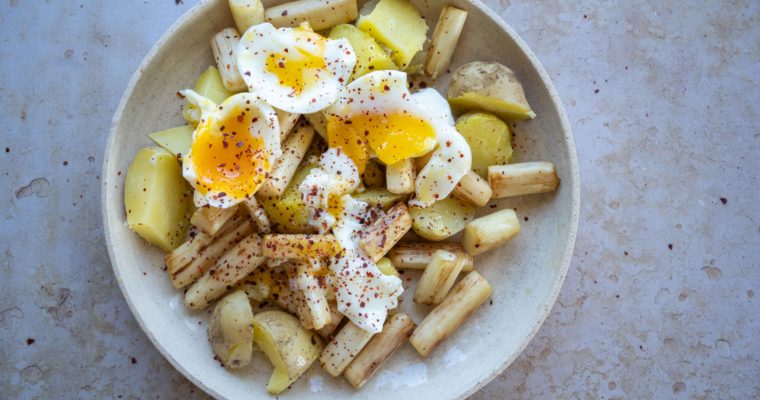 Salade de pommes de terre, asperges et œufs mollets