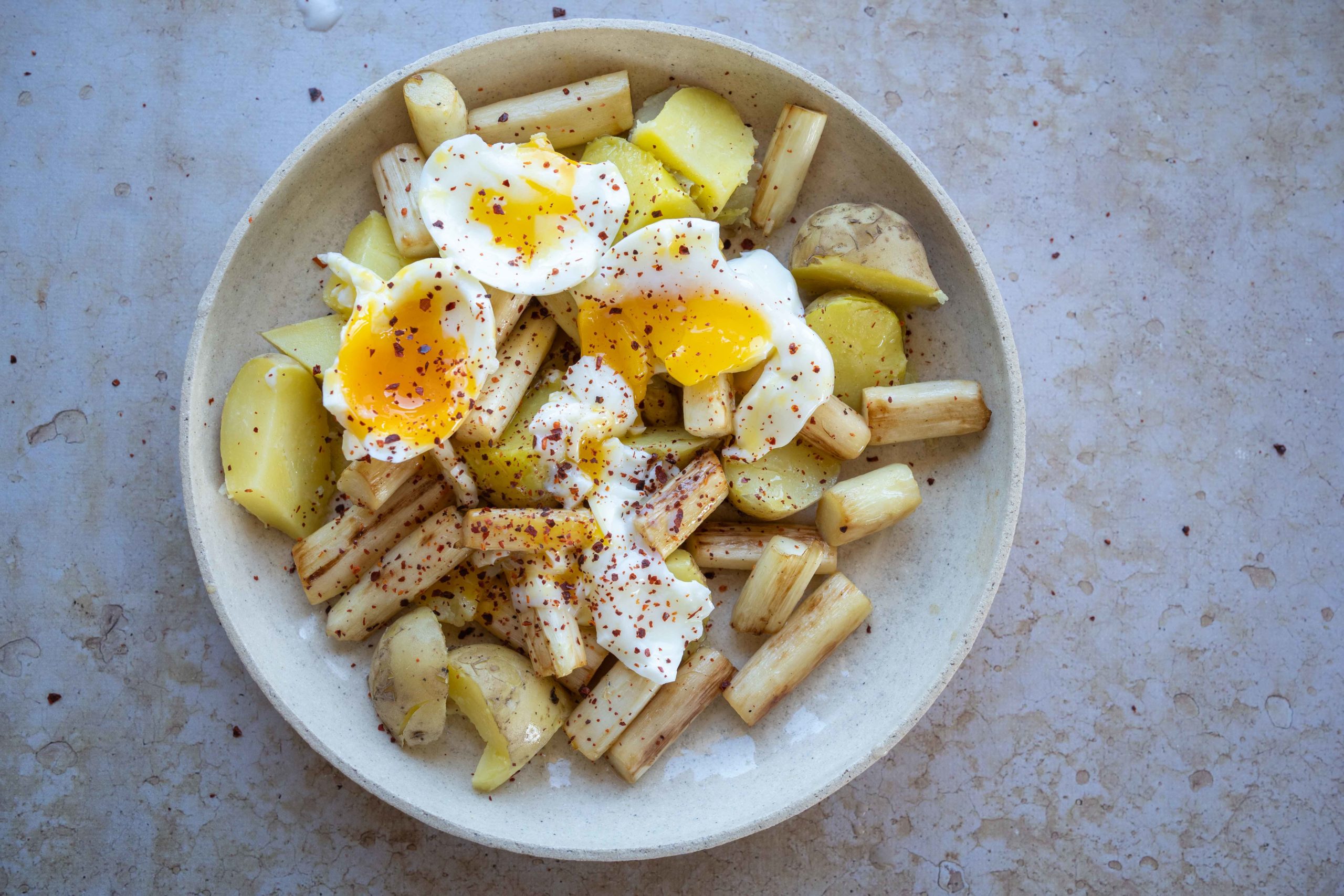 Salade de pommes de terre, asperges et œufs mollets