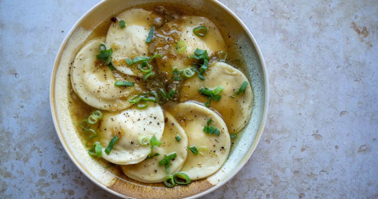 Ravioli ricotta et oignons caramélisées en bouillon