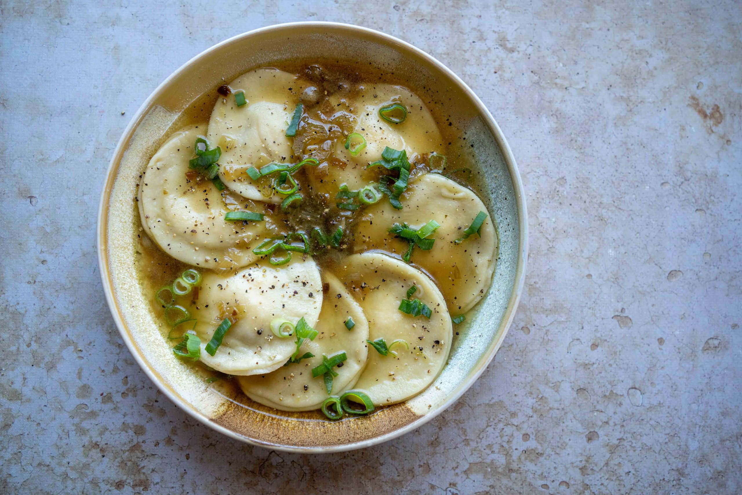 Ravioli ricotta et oignons caramélisées en bouillon