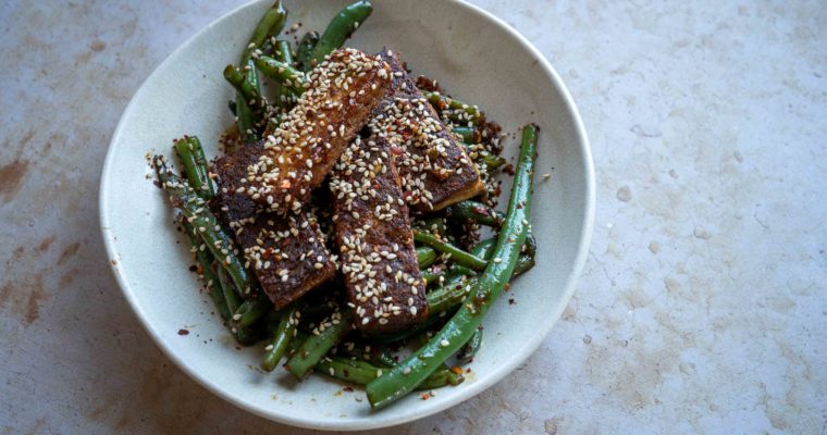 Haricots verts et tofu fumé caramélisés