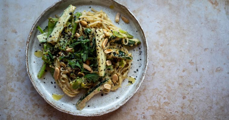 Nouilles sautées au concombre et aux haricots plats