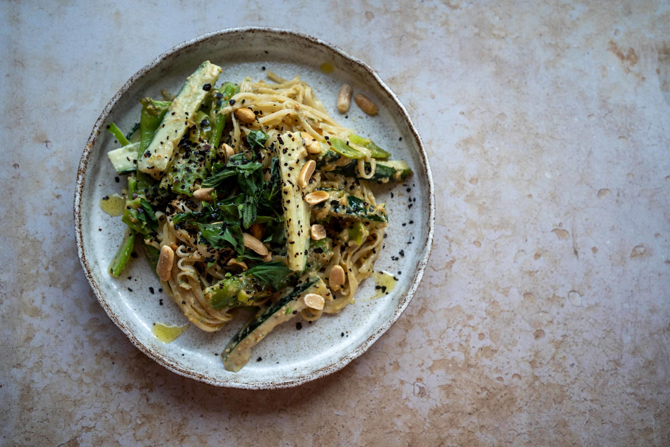 Nouilles sautées au concombre et aux haricots plats